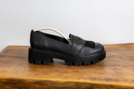 Produse - Loafer Black Bee – Piele Naturală cu Franjuri și Broșă Aurie