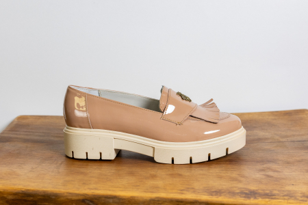 Produse - Loafer Nude Bee – Piele Lac cu Franjuri și Broșă Aurie
