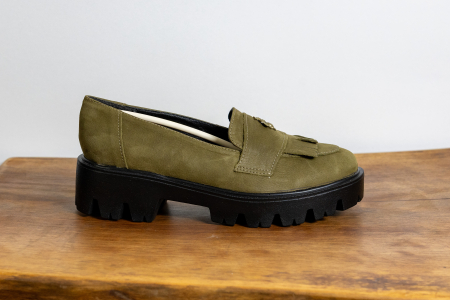 Produse - Loafer Olive Bee – Piele Naturală cu Franjuri și Broșă Aurie