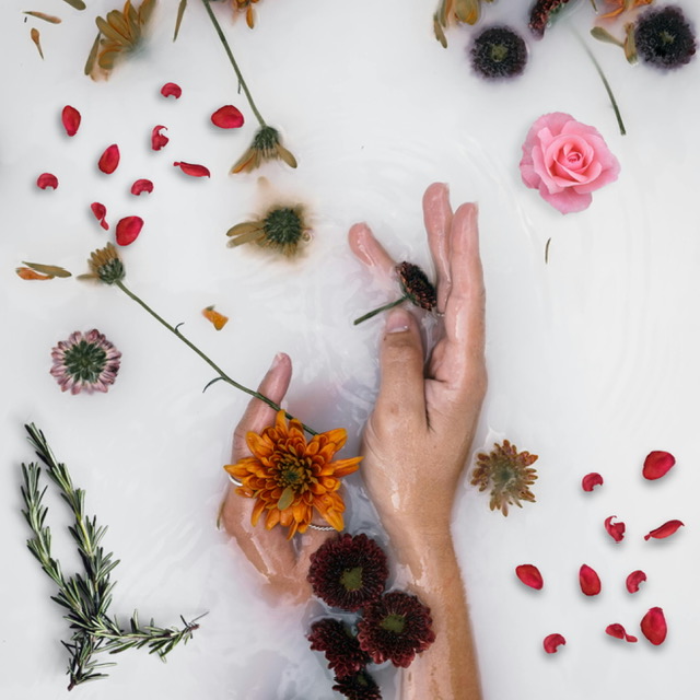 Apa de trandafir si apa de rozmarin-frumusete naturala in sticluta