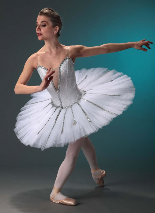 Tutu de scenă Linea Premium – Solista „Var 8” alb argintiu, cu paiete, bijuterii și cristale Swarovski [1]