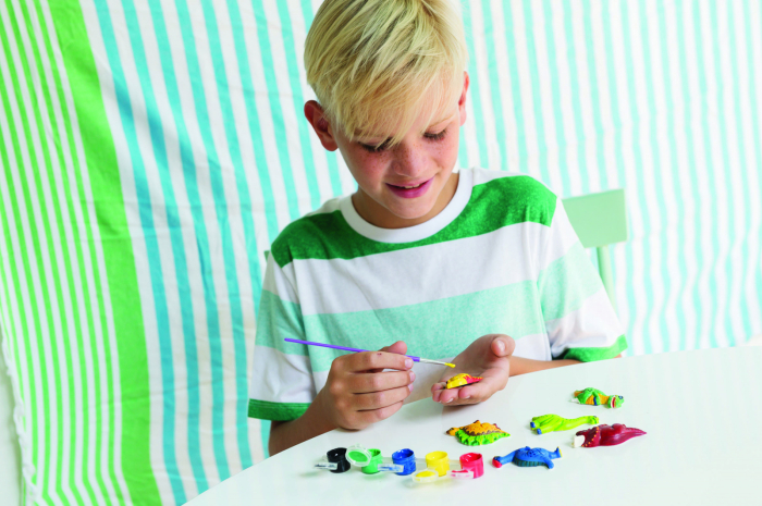 Atelier creativ Modeleaza si picteaza - Dinozaur care straluceste in intuneric - 4M - BazaRapid.ro [4]