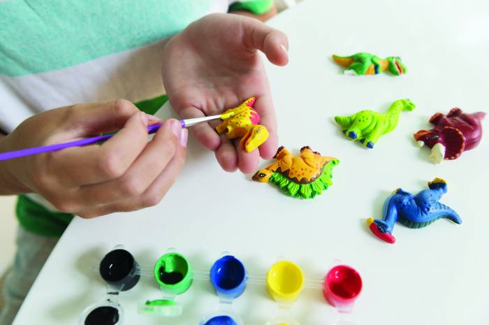 Atelier creativ Modeleaza si picteaza - Dinozaur care straluceste in intuneric - 4M - BazaRapid.ro [6]