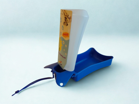 Hrănire - Adăpător portabil din plastic pentru câini, tip sticlă cu tavă