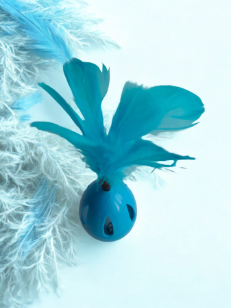 Joacă - Jucărie pentru pisici tip Hopa-Mitică cu pene și zornăitor, 19 cm