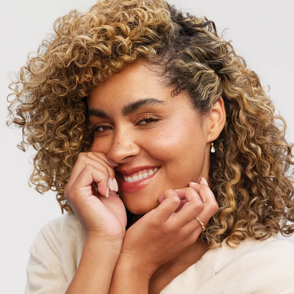 CLEAN BEAUTY COLOR PROTECT LEAVE-IN TREATMENT, CREMA DE COAFAT PENTRU STRALUCIREA PARULUI VOPSIT 150ml [3]