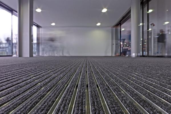 Sistem ștergătoare de picioare și covoare din aluminiu