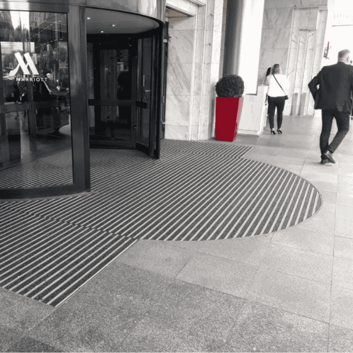 Ștergătoare de picioare din aluminiu Clean Ryps Outdoor pentru exterior, cu inserție textilă rezistentă la abraziune și umezeală. Reduc murdăria și umiditatea la intrare, protejează pardoselile și scad costurile de curățenie. Recomandate pentru trafic intens și cărucioare. [4]