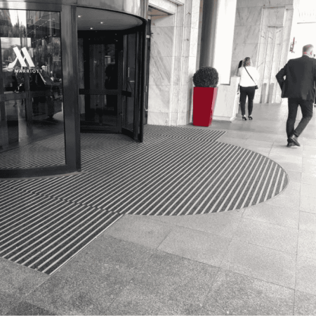 Ștergătoare de picioare din aluminiu Clean Ryps Outdoor pentru exterior, cu inserție textilă rezistentă la abraziune și umezeală. Reduc murdăria și umiditatea la intrare, protejează pardoselile și scad costurile de curățenie. Recomandate pentru trafic intens și cărucioare. [3]