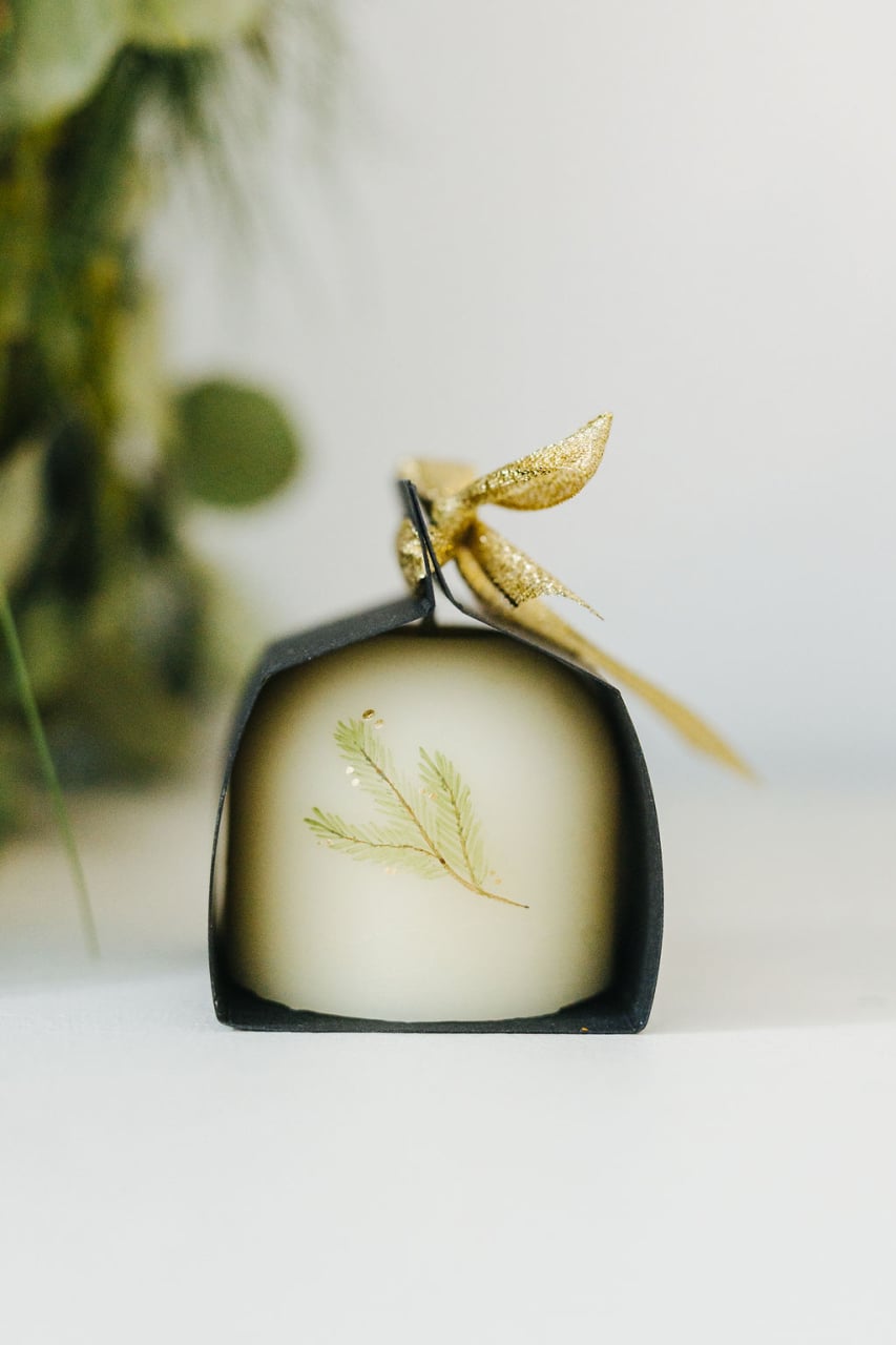 Lumânare din ceară de albine naturală, pictată manual cu crenguțe de brad [4]