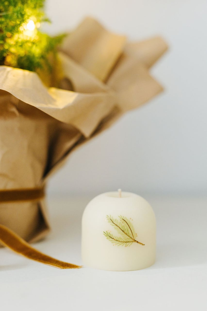 Lumânare din ceară de albine naturală, pictată manual cu crenguțe de brad [3]