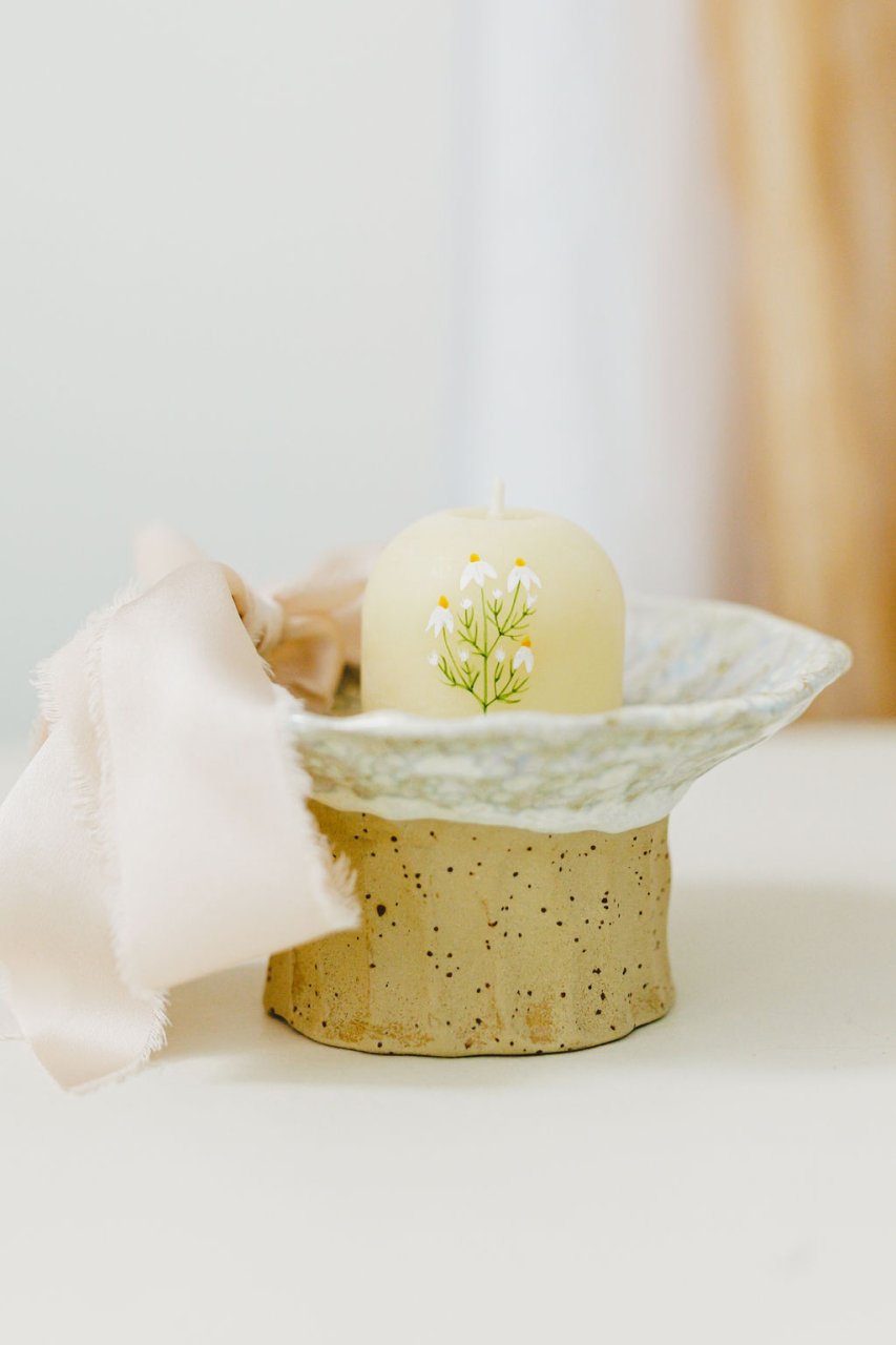 Lumanare pictata cu flori de mușețel [4]