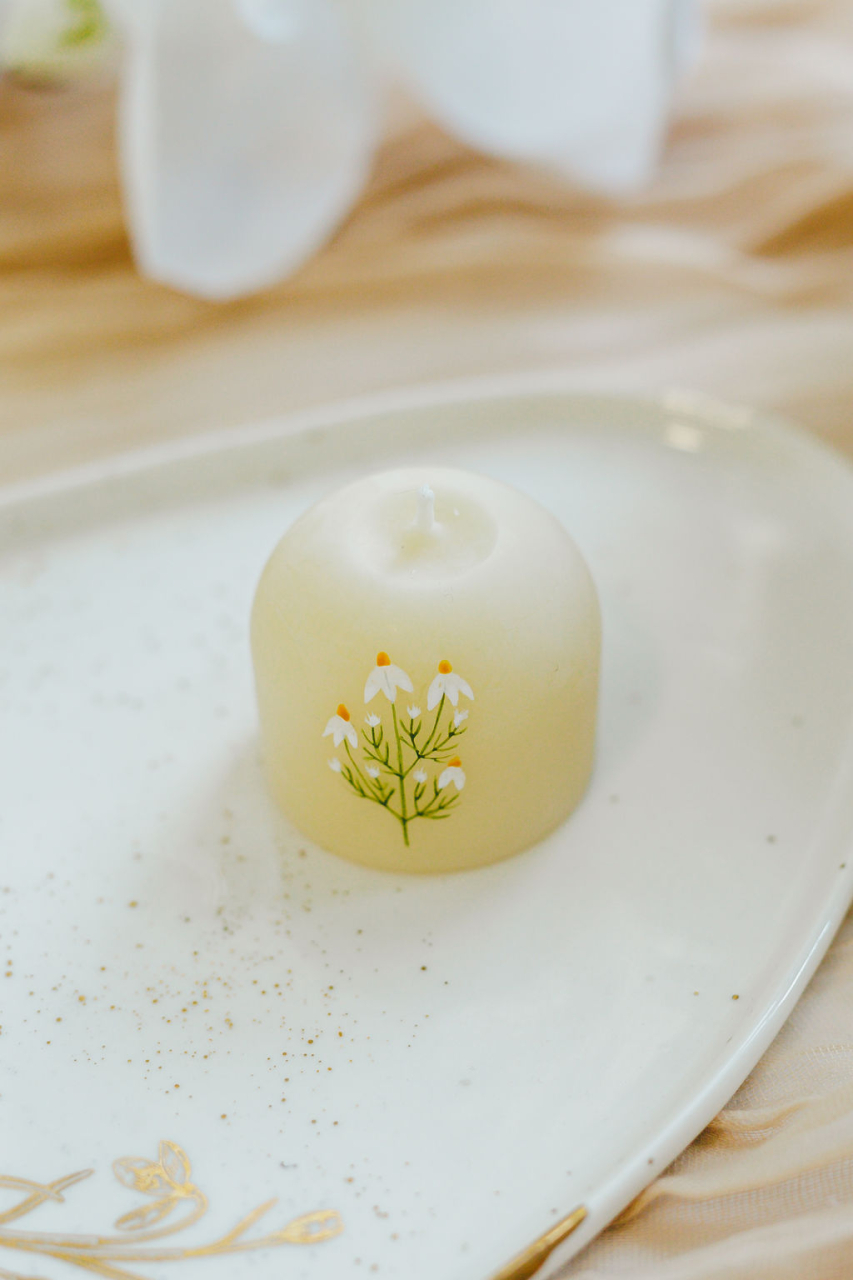 Lumanare pictata cu flori de mușețel [3]