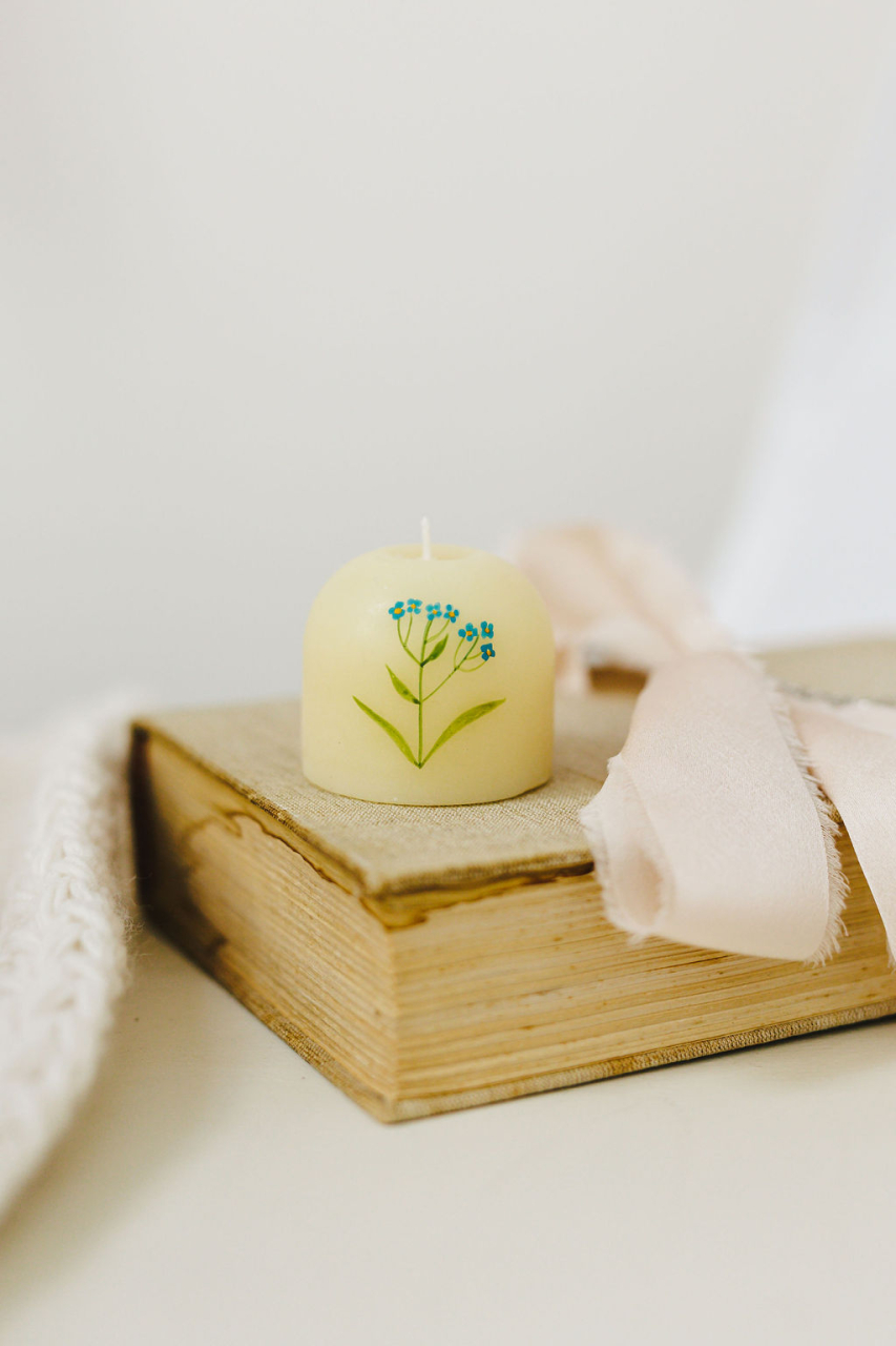 Lumanare pictata cu flori de nu-ma-uita [3]