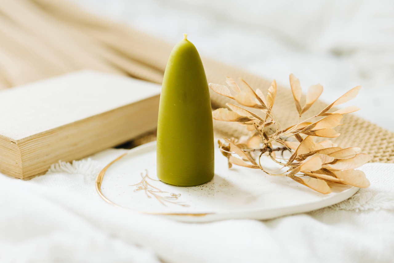 Lumânare din ceară naturală de albine lucrată manual - Stubby, verde olive [6]