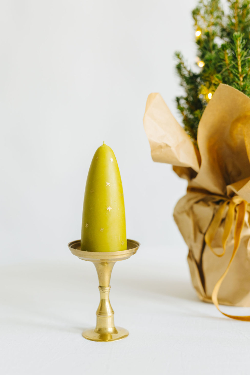 Lumânare artizanală din ceară de albine – Verde cu steluțe aurii (Crăciun) [5]