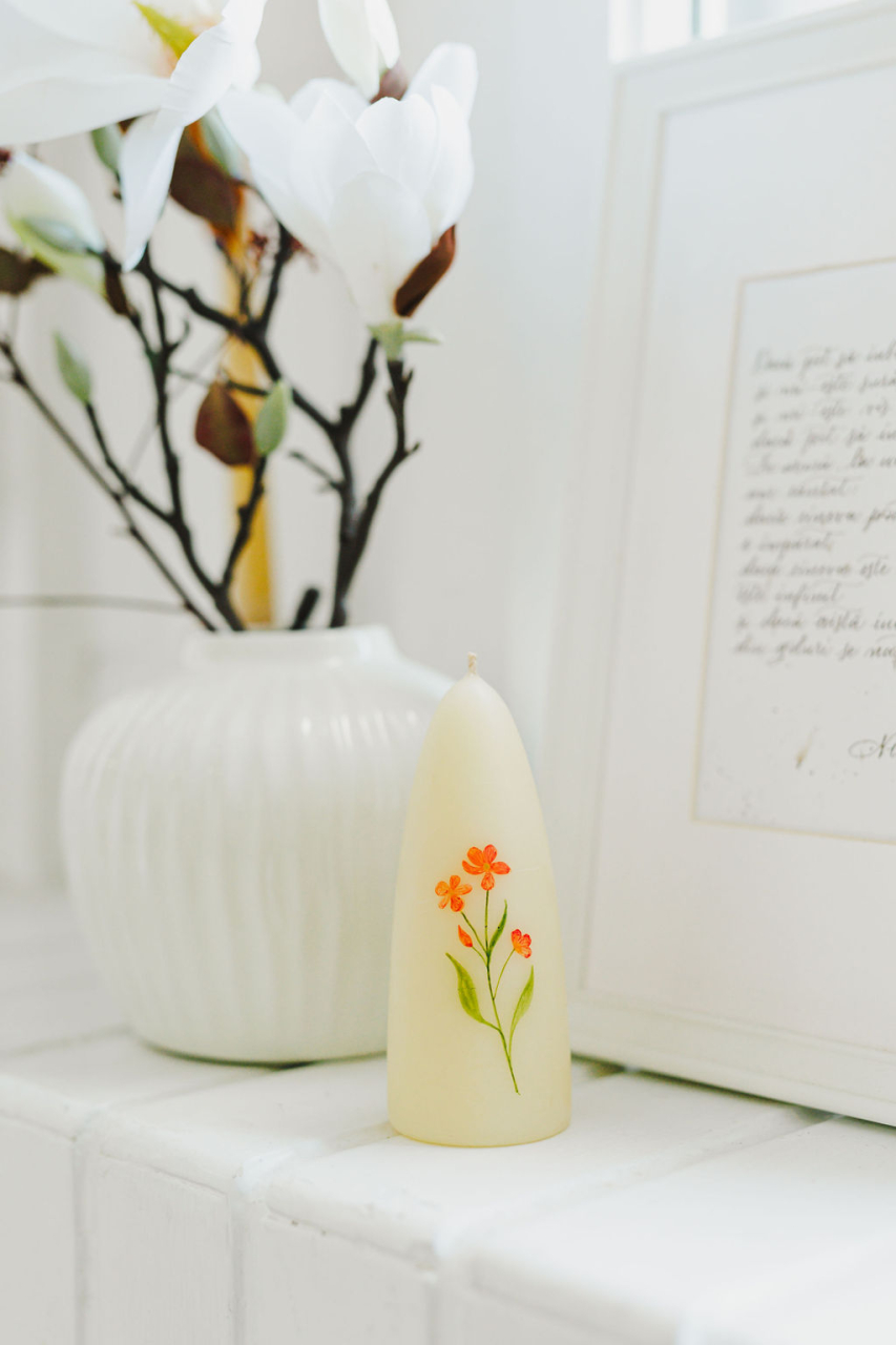 Lumanare pictata manual cu flori de camp roșii [7]