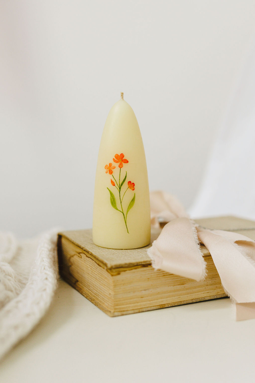 Lumanare pictata manual cu flori de camp roșii [5]