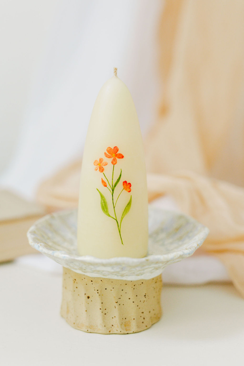 Lumanare pictata manual cu flori de camp roșii [4]
