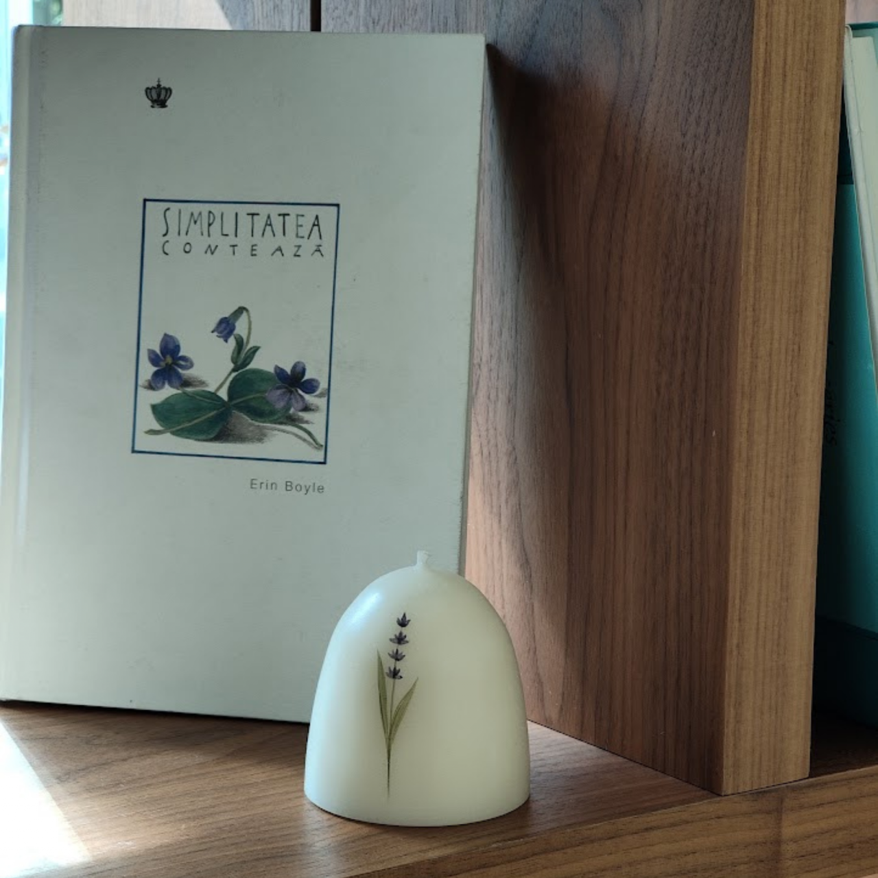 lumanare ceara naturala de albine pictata cu flori de lavanda [2]