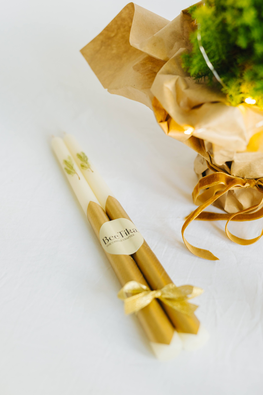 Lumânări din ceară de albine naturală pentru sfeșnic, pictate manual - Crenguțe de brad [1]