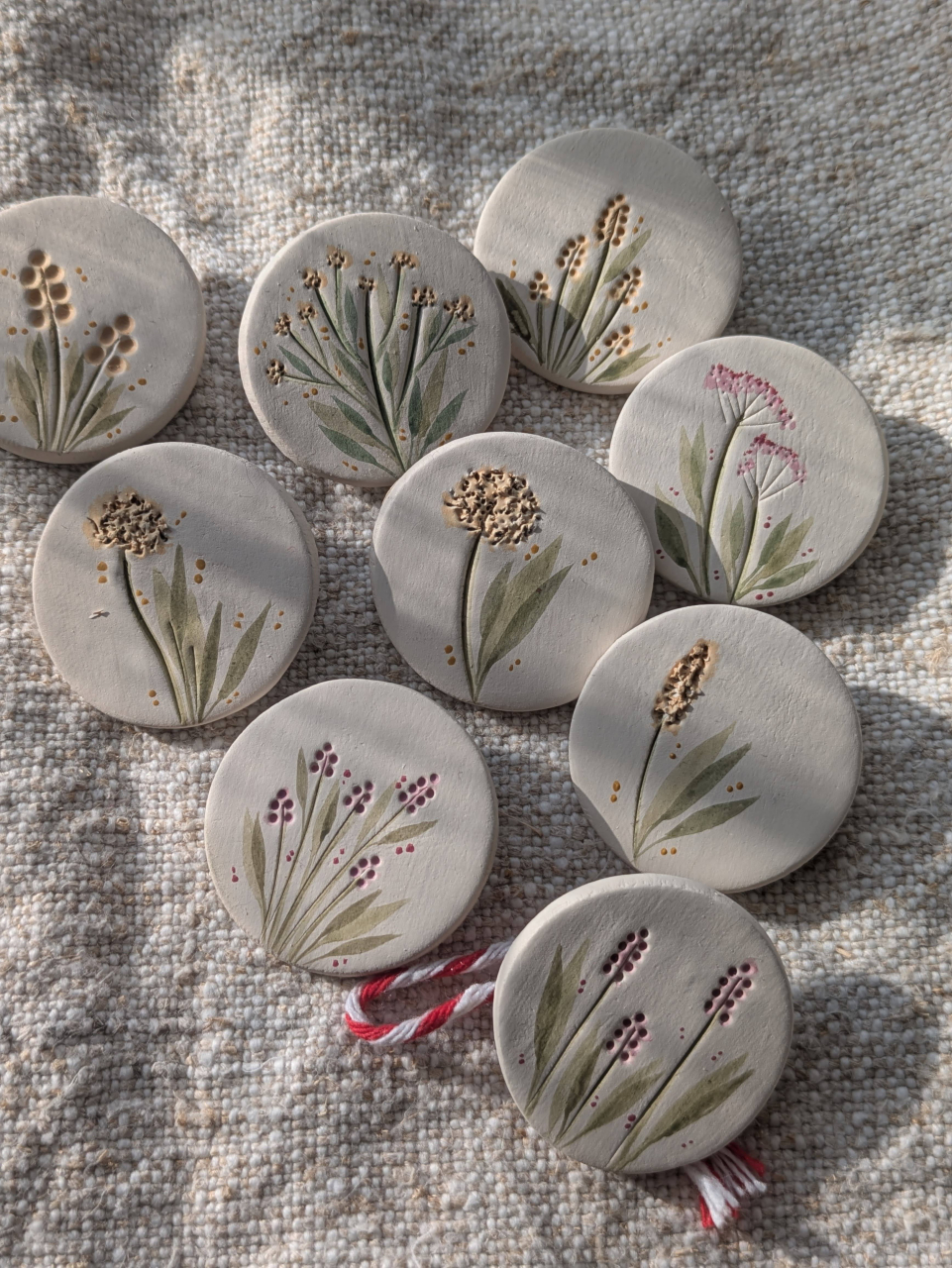 Mărțișor rotund handmade – realizat din lut incizat cu elemente florale și pictat manual [3]