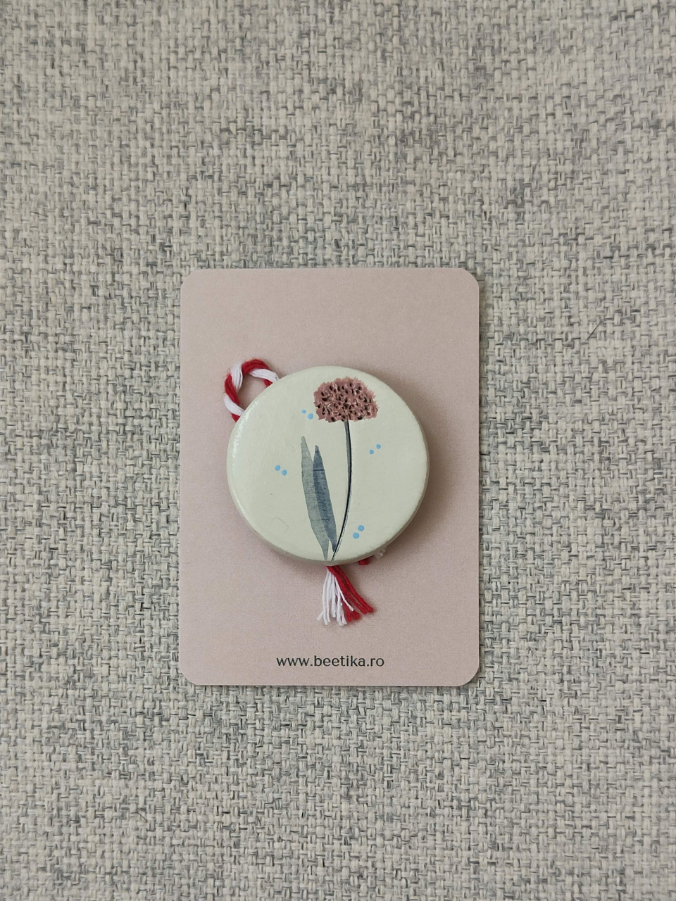 Mărțișor rotund handmade – realizat din lut incizat cu elemente florale și pictat manual [2]