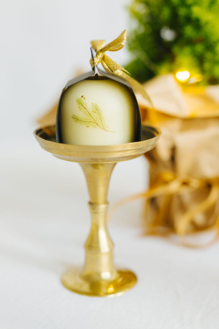 Lumânare din ceară de albine naturală, pictată manual cu crenguțe de brad [5]