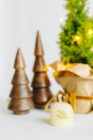 Lumânare din ceară de albine naturală, pictată manual cu crenguțe de brad [1]