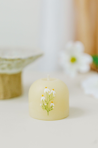 PURE - Lumanare pictata cu flori de mușețel