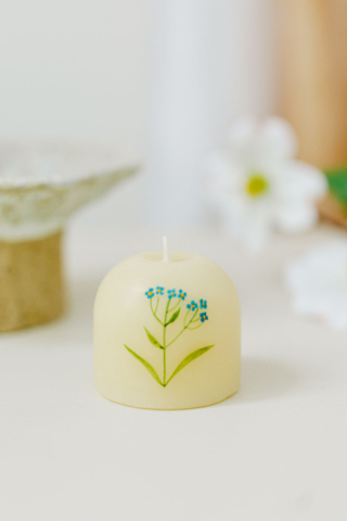 PURE - Lumanare pictata cu flori de nu-ma-uita
