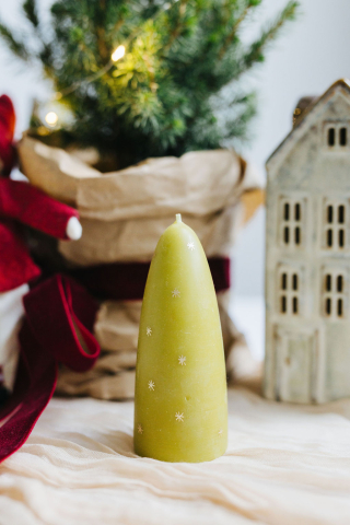CHRISTMAS - Lumânare artizanală din ceară de albine – Verde cu steluțe aurii (Crăciun)