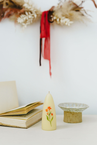 PURE - Lumanare pictata manual cu flori de camp roșii