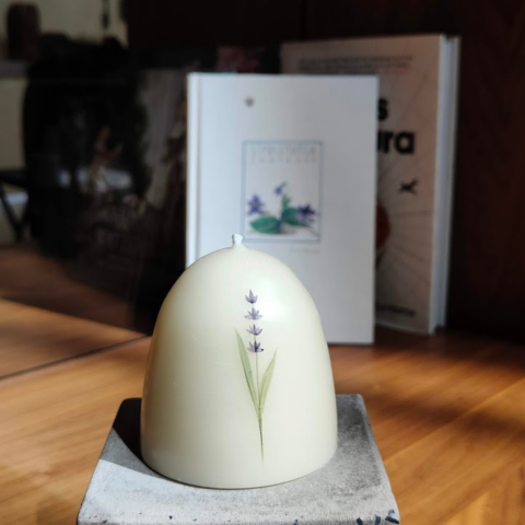 PURE - lumanare ceara naturala de albine pictata cu flori de lavanda