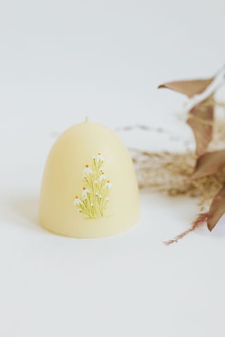 Lumânare din ceară naturală de albine purificată, parfumată discret, lucrată manual - Mușețelul
