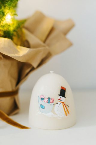 Lumânare din ceară naturală de albine realizată manual - Om de zăpadă cu cadouri [1]