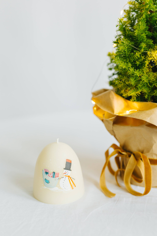 Lumânare din ceară naturală de albine realizată manual - Om de zăpadă cu cadouri [2]