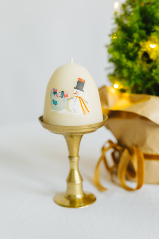 Lumânare din ceară naturală de albine realizată manual - Om de zăpadă cu cadouri [3]