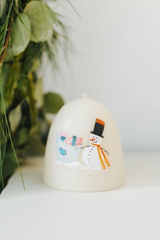 CHRISTMAS - Lumânare din ceară naturală de albine realizată manual - Om de zăpadă cu cadouri