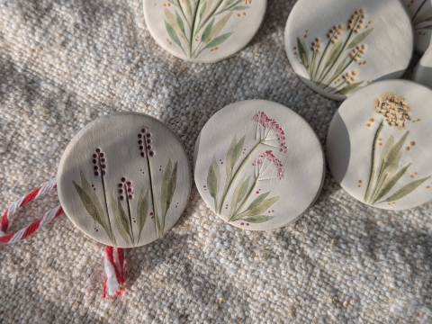 MĂRȚIȘOR - Mărțișor rotund handmade – realizat din lut incizat cu elemente florale și pictat manual