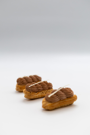 Produse - Mini eclere cu caramel și mousse de ciocolată neagră