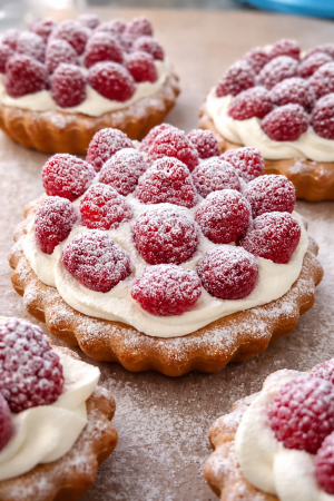 Produse - Mini tartă cu crustă fragedă, umplută cu crema aerată de vanilie, frișcă și zmeură proaspătă