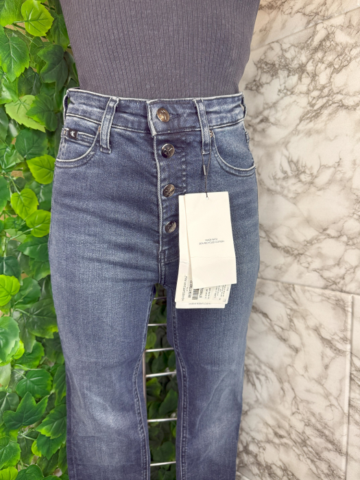 Blugi Calvin Klein Damă– logo distinctiv, colecție outlet. [2]