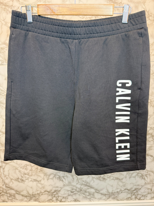 Pantaloni scurți sport Calvin Klein– logo distinctiv, colecție outlet. [3]
