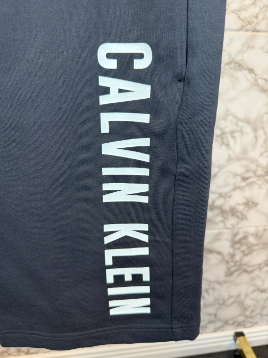 Pantaloni scurți sport Calvin Klein– logo distinctiv, colecție outlet. [2]