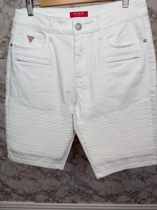 Pantaloni scurți Guess – logo distinctiv, colecție outlet. [1]