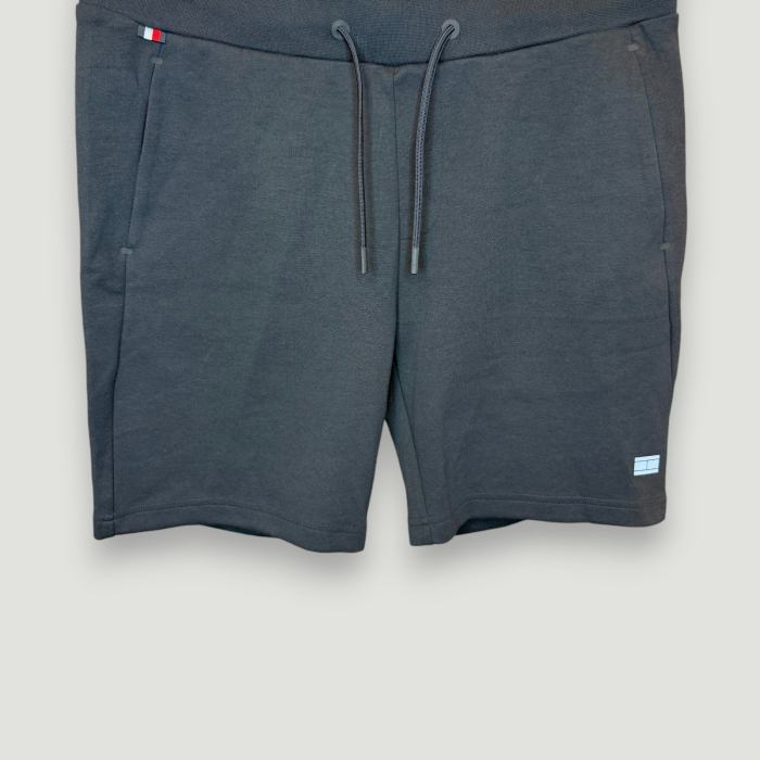Pantaloni scurți sport Tommy Hilfiger – logo distinctiv, colecție outlet. [2]