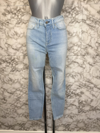 BLUGI - Blugi Guess Damă– logo distinctiv, colecție outlet.