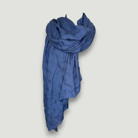 EȘARFE - Eșarfă albastră Guess Damă- logo distinctiv, colecție outlet.