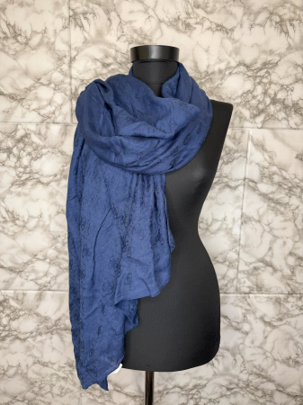 EȘARFE - Eșarfă albastră Guess Damă- logo distinctiv, colecție outlet.